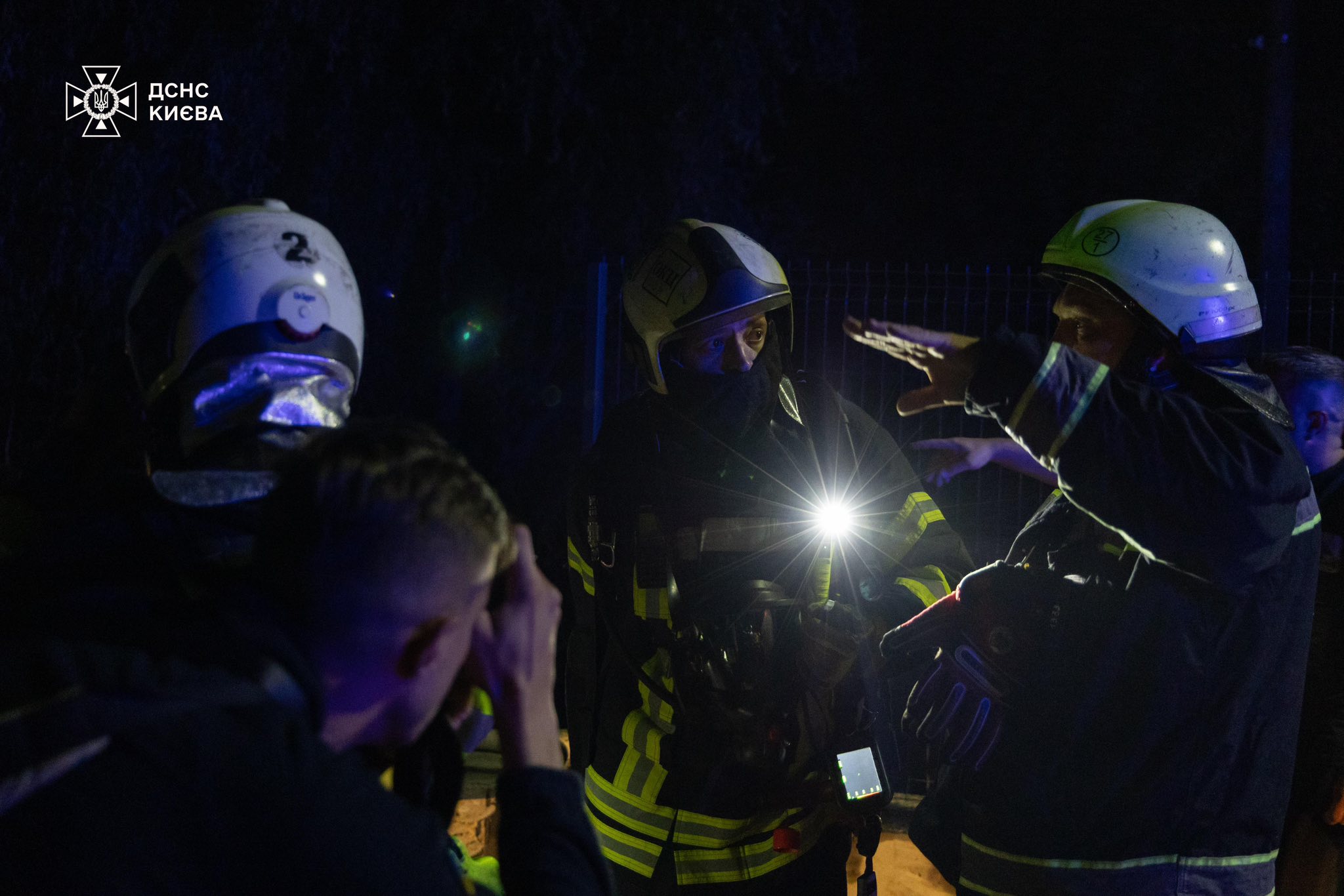 У Києві рятувальники ліквідували пожежу на СТО - фото 4