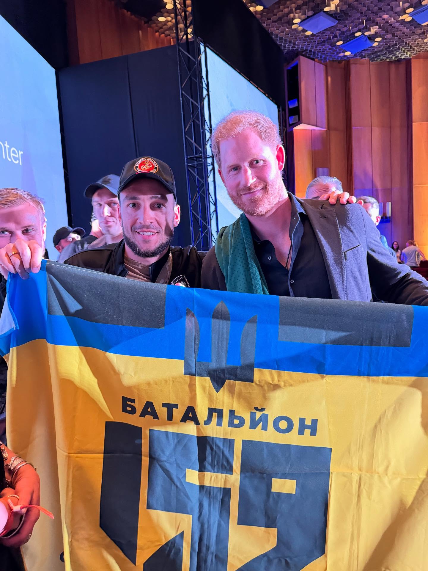 Захисник з Черкас передав принцу Гаррі бойовий прапор 159-го батальйону - фото 3
