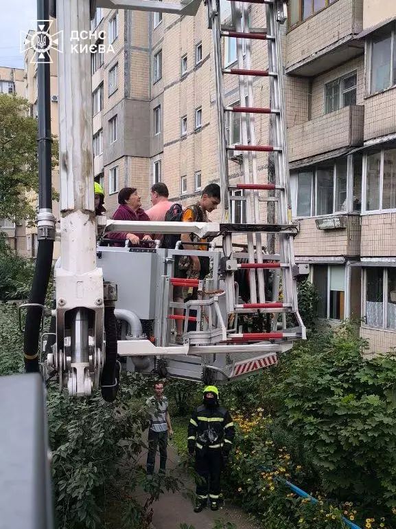 У Деснянському районі Києва загорівся сміттєпровід, евакуювали 5 осіб - фото 2