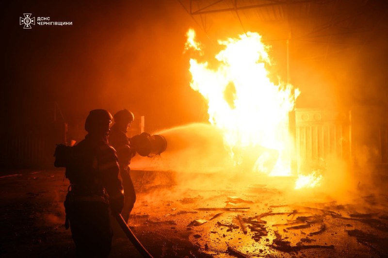 Росіяни вдарили по рятувальниках, які гасили пожежу після обстрілу Чернігівщини