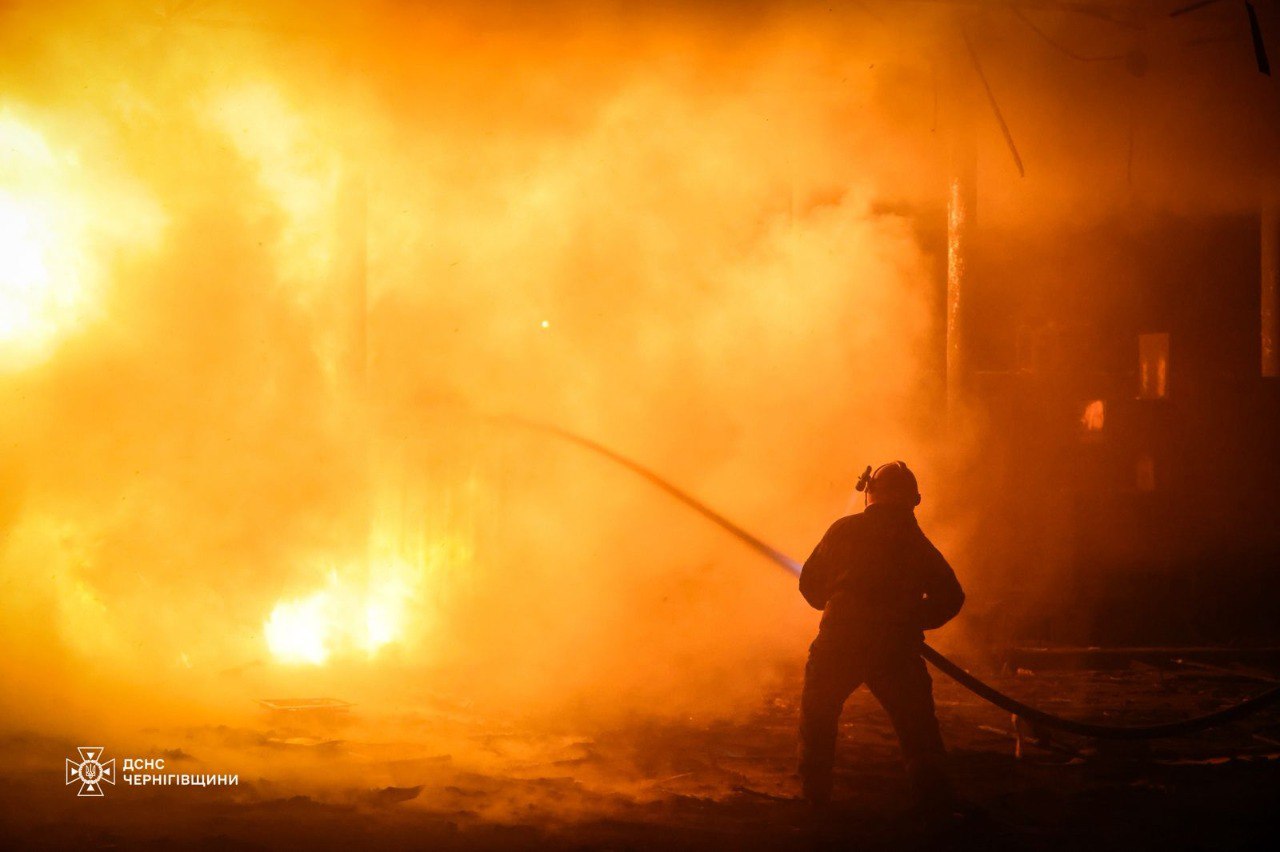 Росіяни вдарили по рятувальниках, які гасили пожежу після обстрілу Чернігівщини - фото 4