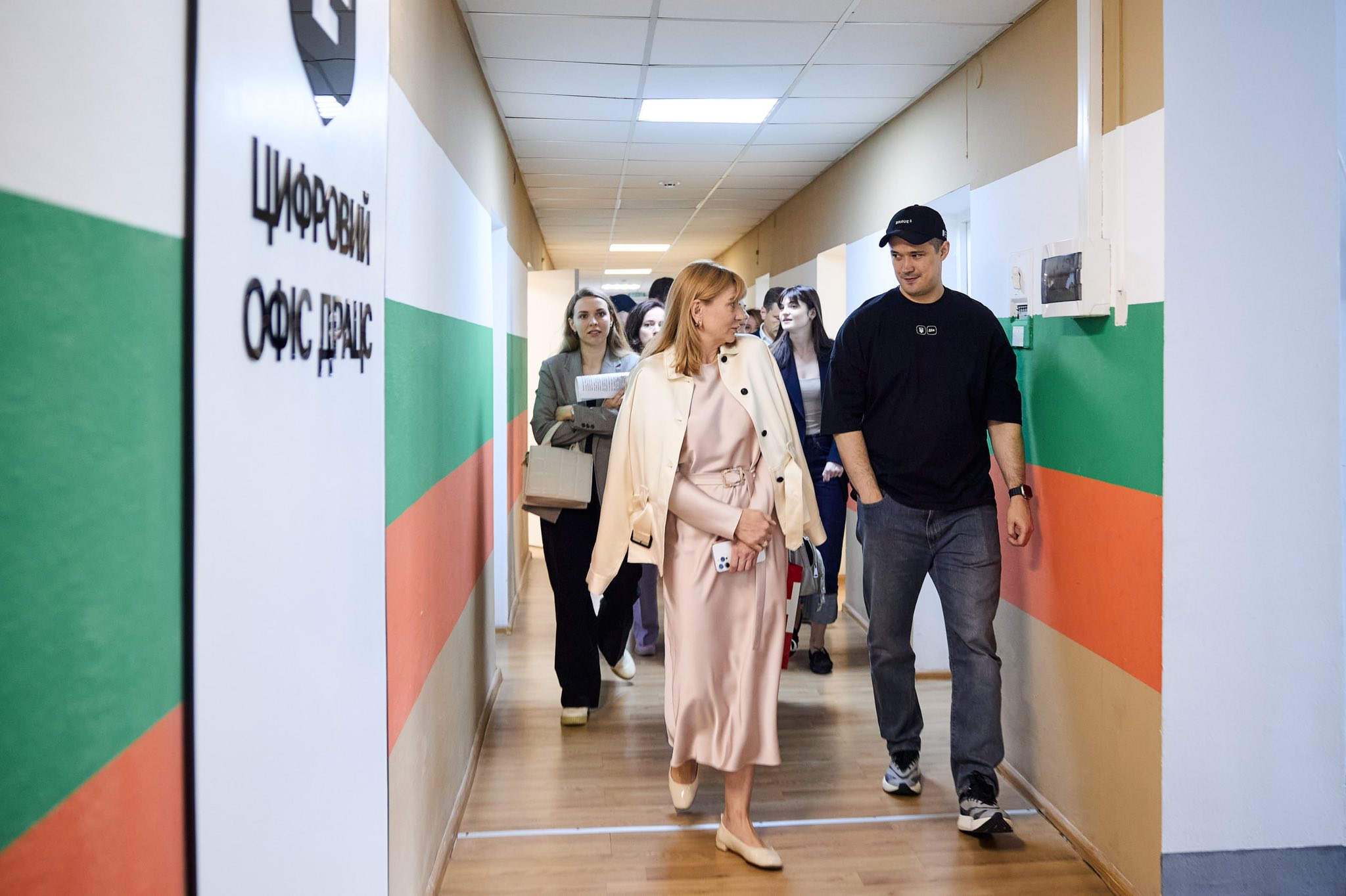 Шлюб без кордонів: у Києві показали онлайн-церемонію одруження
