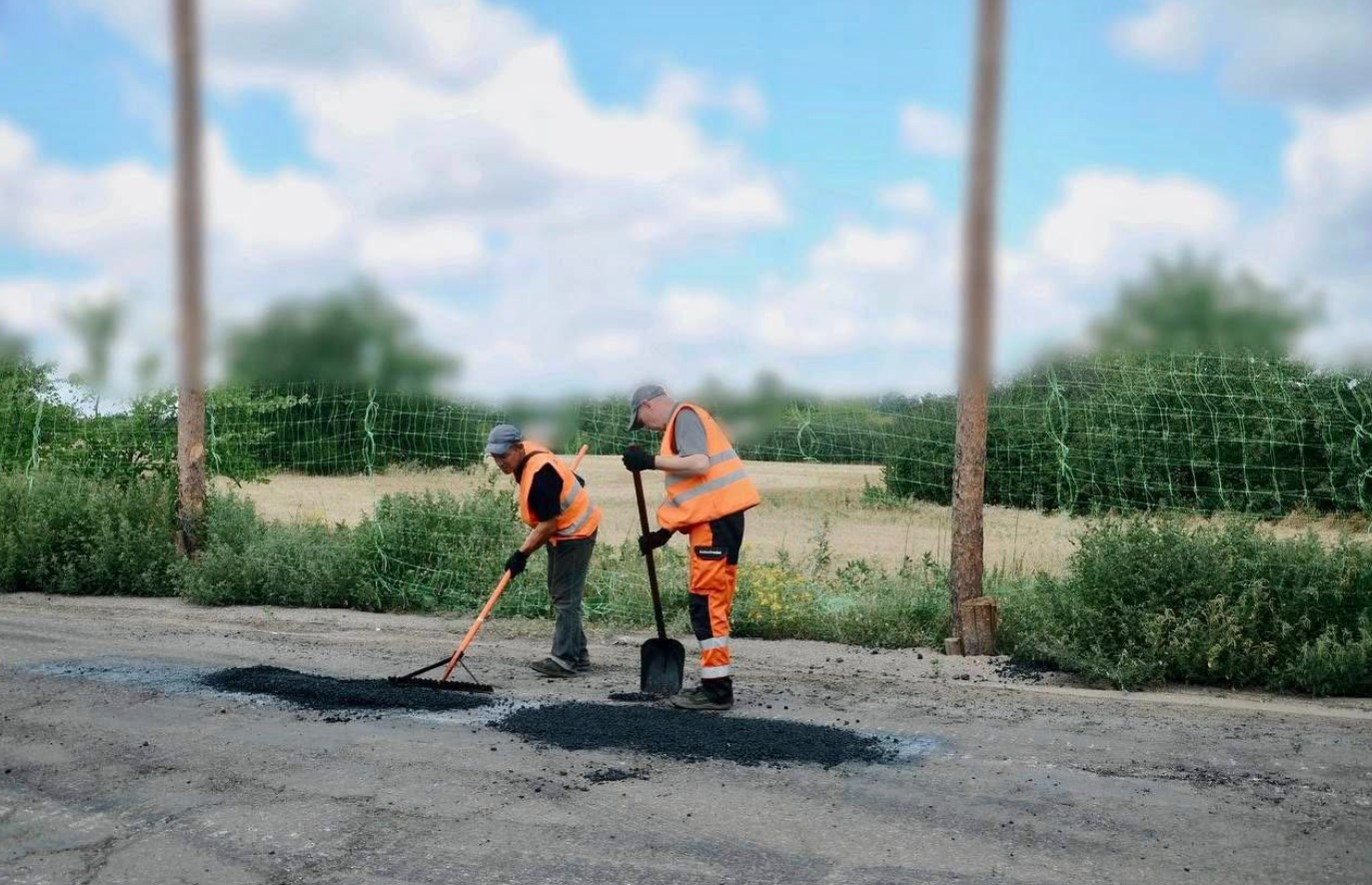 В Україні відновлюють прифронтові дороги і закривають їх антидроновими сітками - фото 2