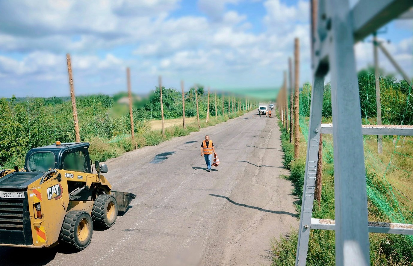 В Україні відновлюють прифронтові дороги і закривають їх антидроновими сітками - фото 3