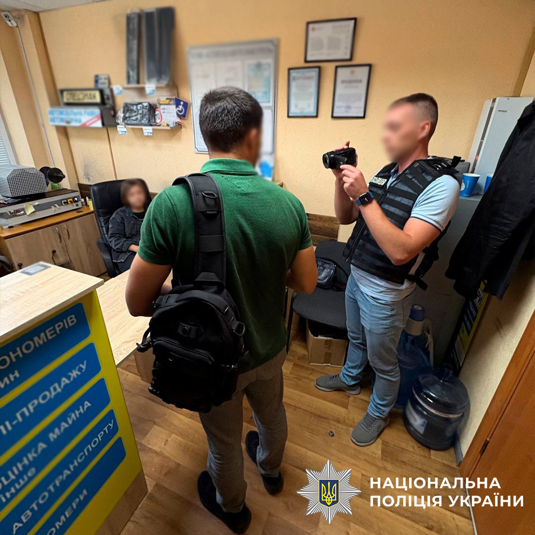 Групу ділків, які «допомагали» складати іспити в автошколі, викрила поліція в Києві