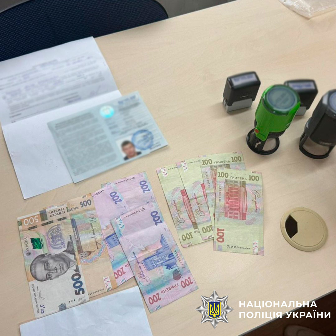 Групу ділків, які «допомагали» складати іспити в автошколі, викрила поліція в Києві - фото 2