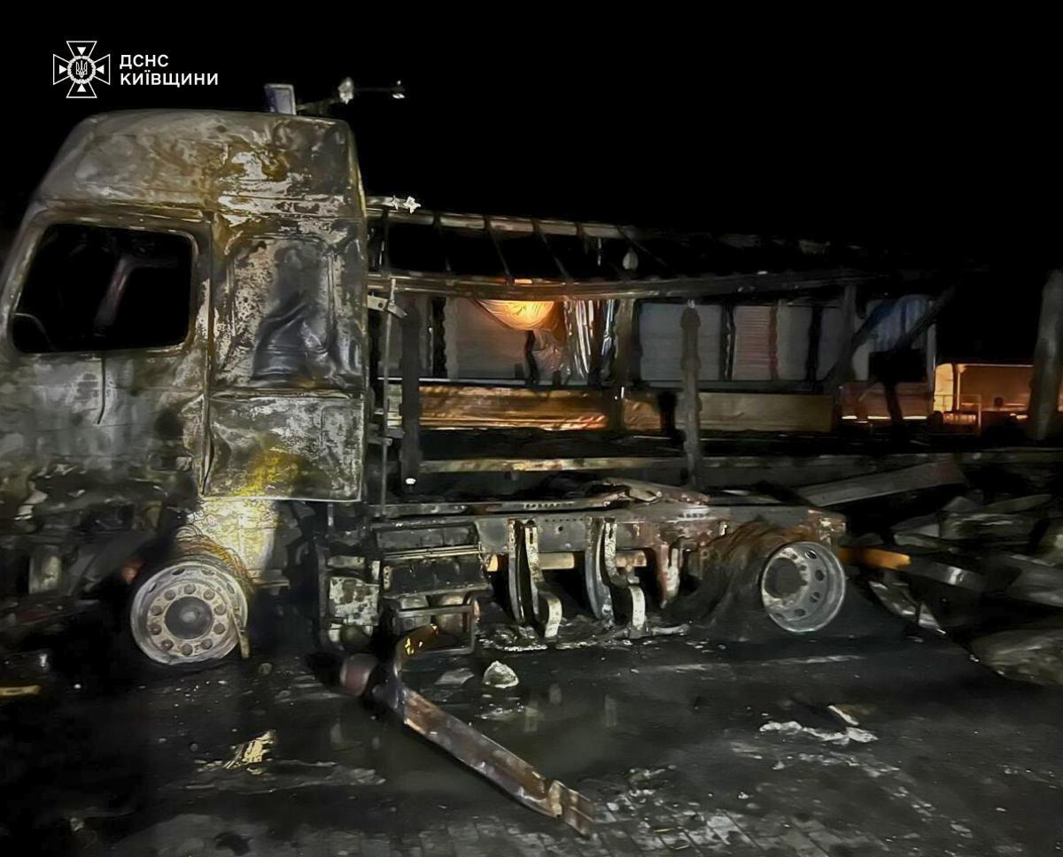 На Київщині РФ повторно атакувала  об'єкт, на якому працювали рятувальники - фото 2