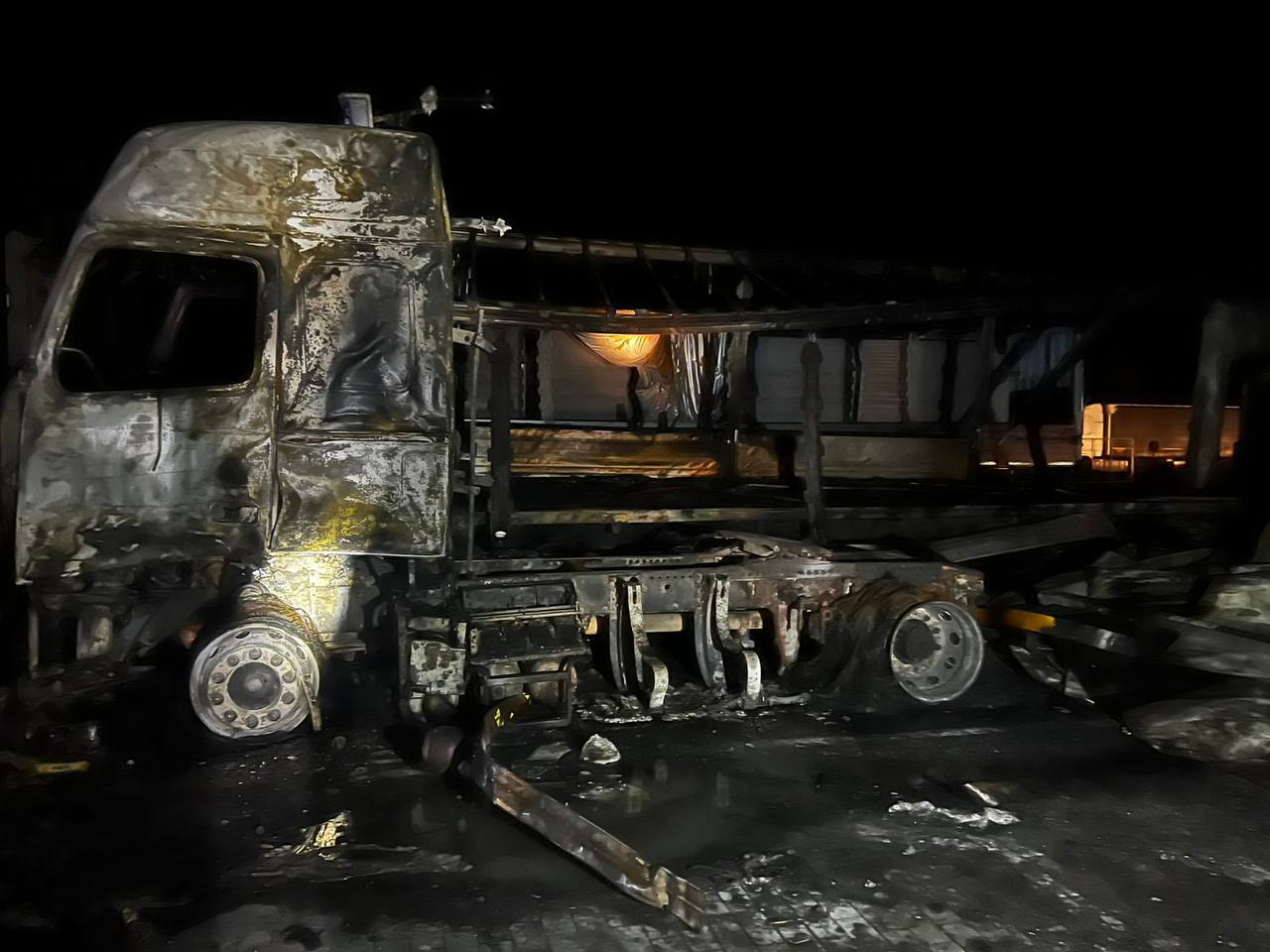 Через обстріл горять склади логістичного центру під Києвом - фото 3