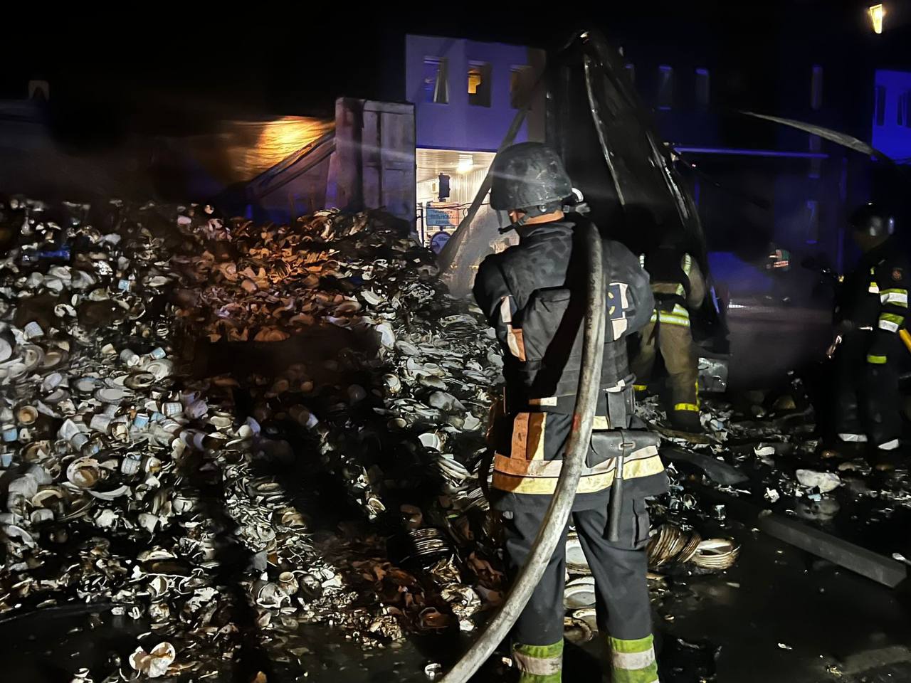 Через обстріл горять склади логістичного центру під Києвом - фото 4