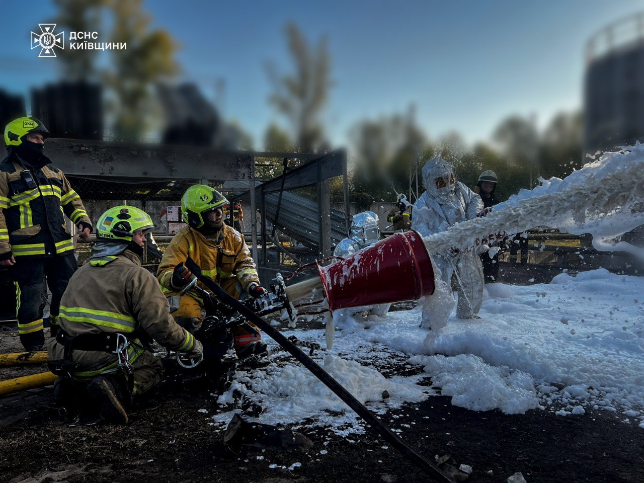 В ДСНС показали, як ліквідовували пожежу на Київщині після нічної атаки - фото 3