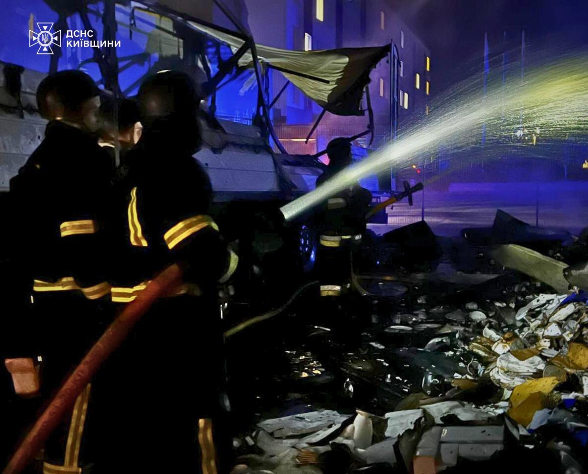 В ДСНС показали, як ліквідовували пожежу на Київщині після нічної атаки - фото 2