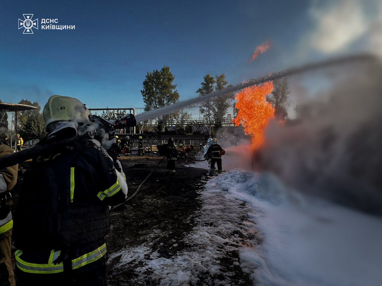 В ДСНС показали, як ліквідовували пожежу на Київщині після нічної атаки