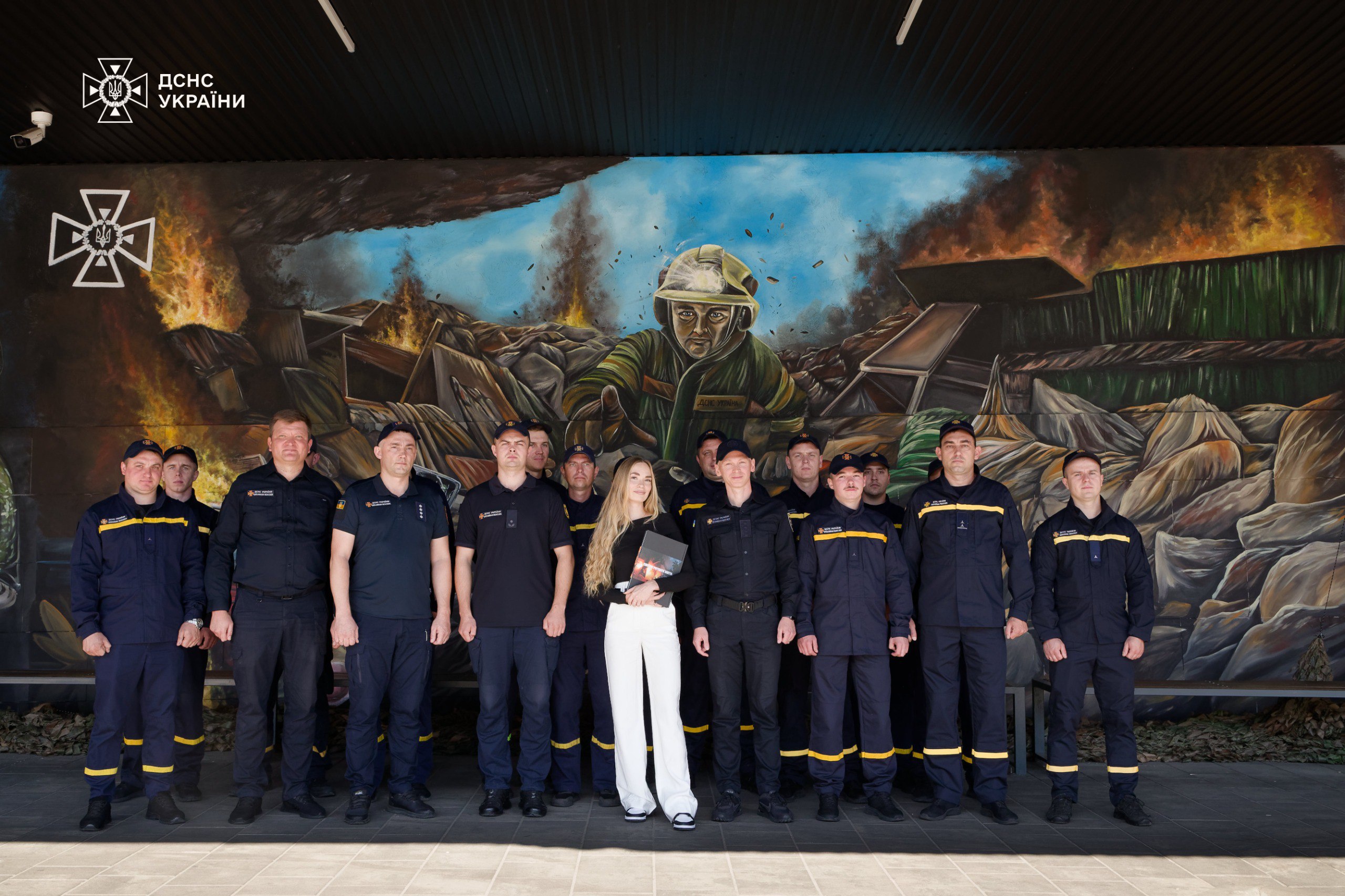 У Києві на території Центрального автовокзалу презентували мурал, присвячений рятувальникам - фото 2