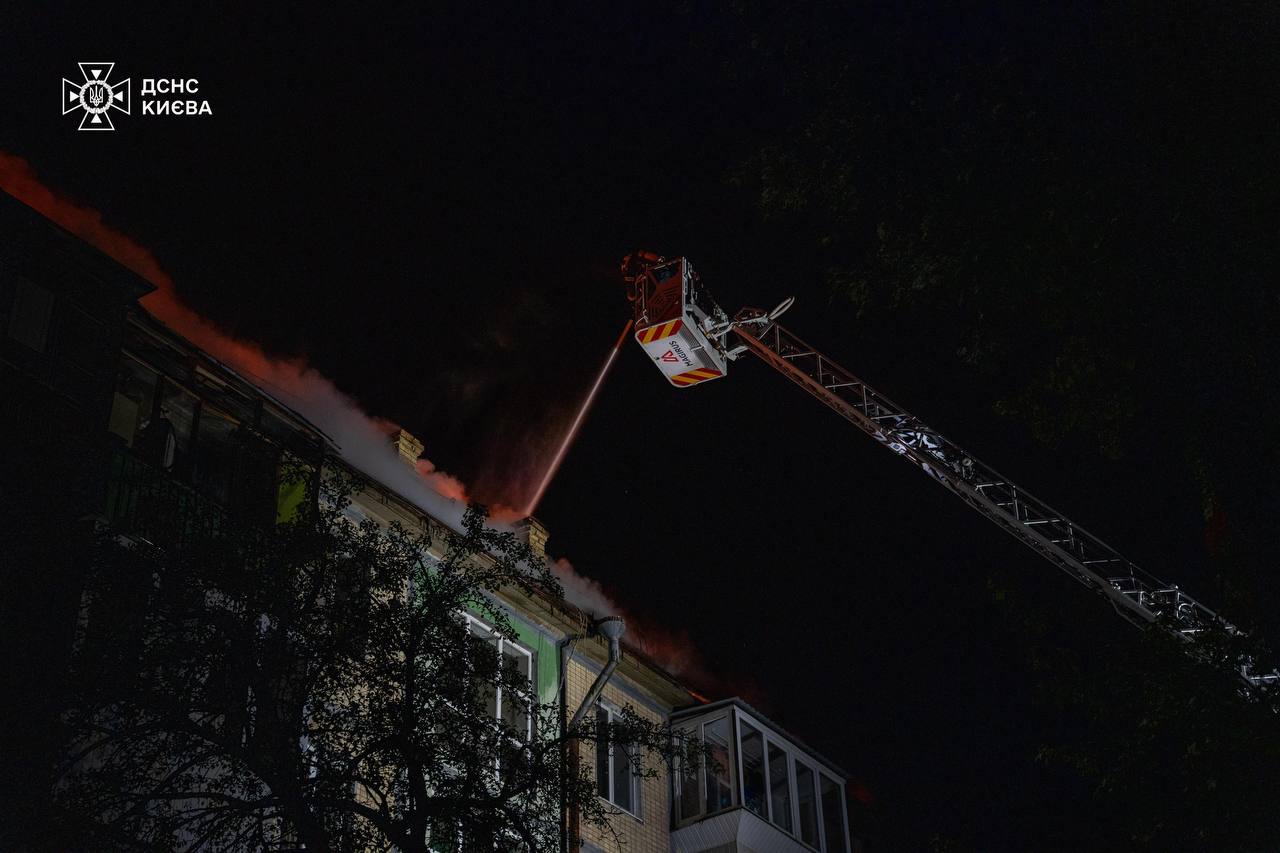 У Шевченківському районі рятувальники ліквідували займання покрівлі житлового будинку