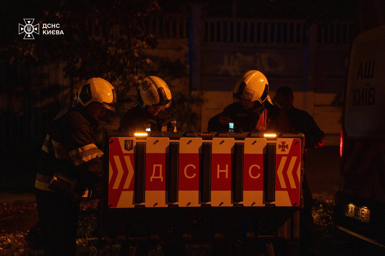 У Шевченківському районі рятувальники ліквідували займання покрівлі житлового будинку - фото 2