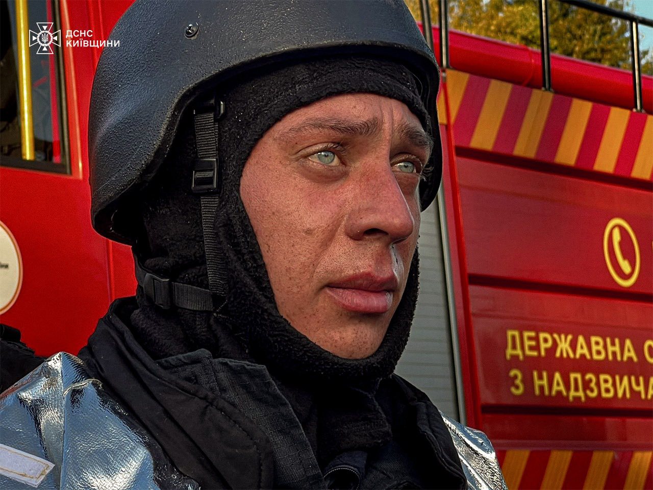 На Київщині рятувальники понад 10 годин гасили пожежу після удару БпЛА - фото 4