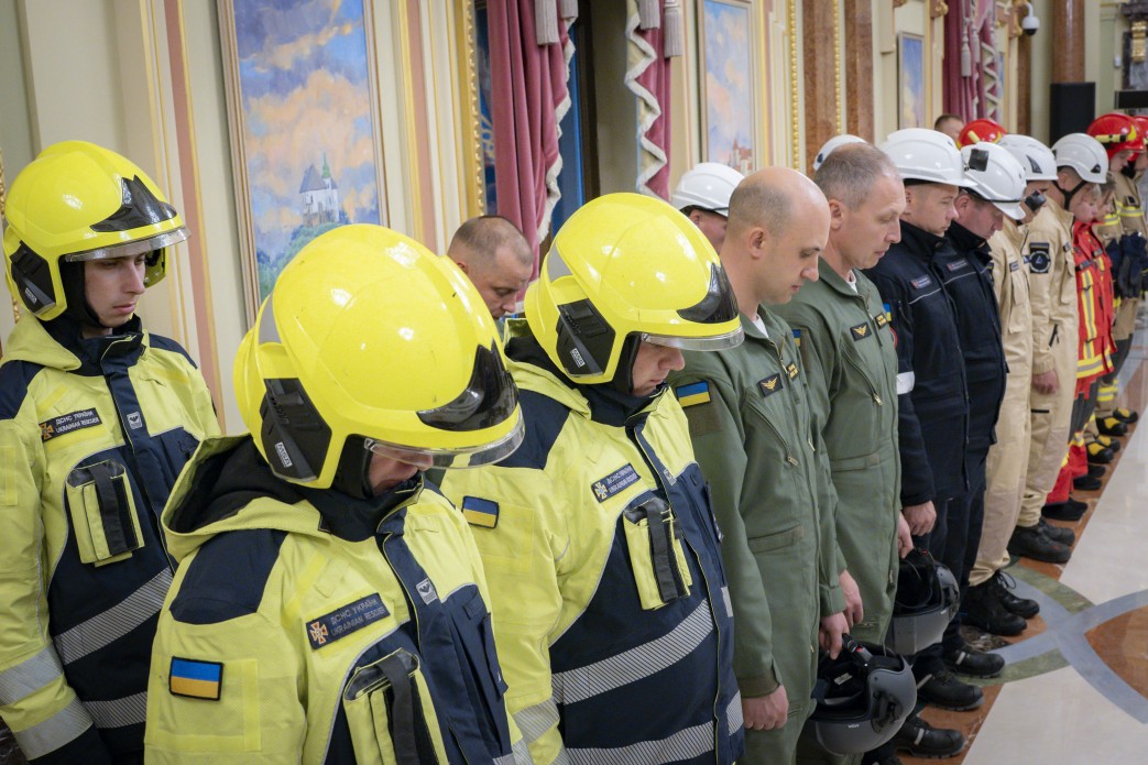 Зеленський привітав рятувальників із професійним святом та відзначив їх державними нагородами - фото 3