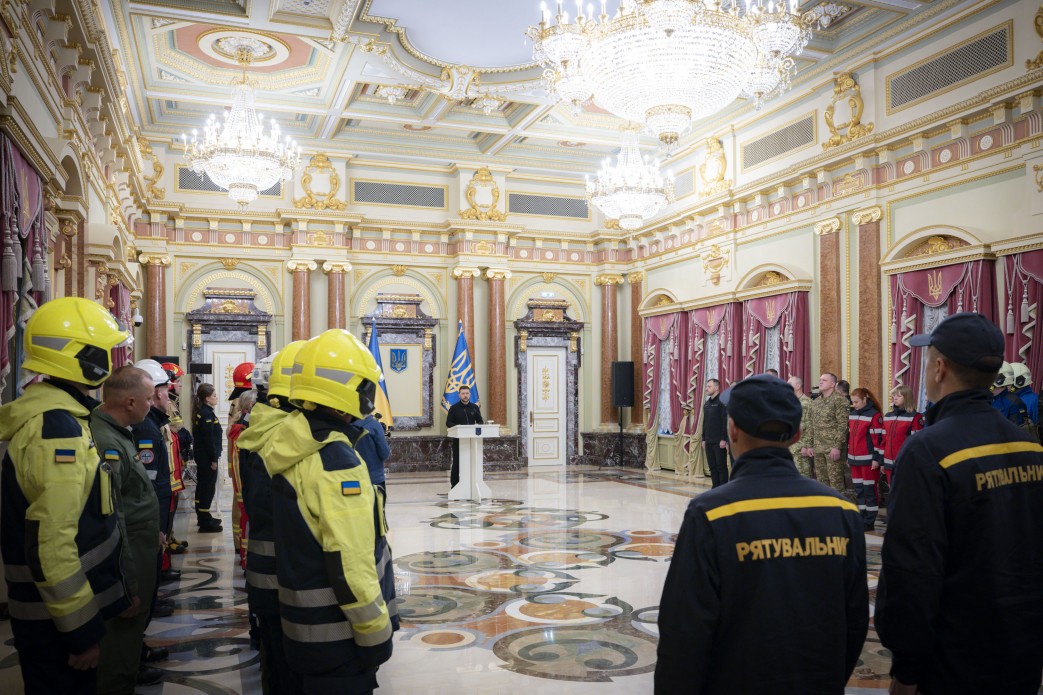 Зеленський привітав рятувальників із професійним святом та відзначив їх державними нагородами - фото 2