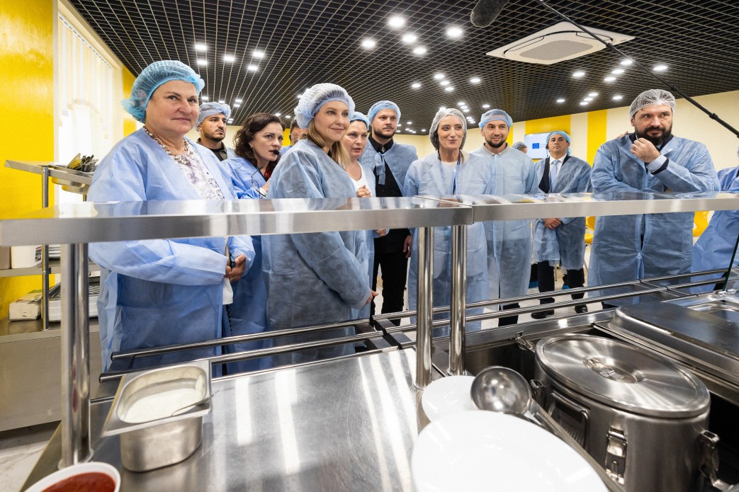 Олена Зеленська та Роберта Мецола провели зустріч на території однієї зі шкіл Київщини - фото 2