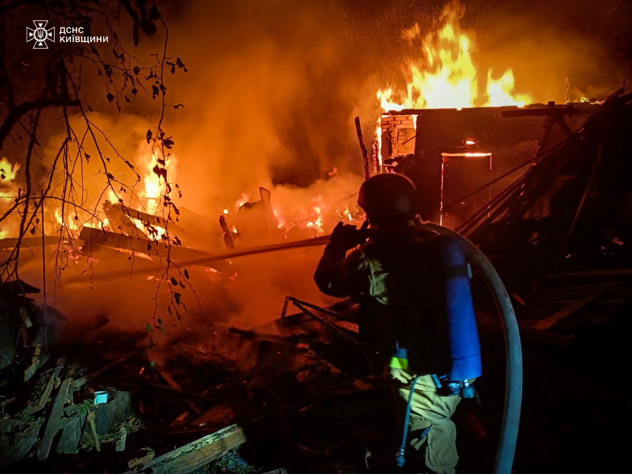 У ДСНС показали, як ліквідовували пожежу на Київщині після нічної атаки - фото 2
