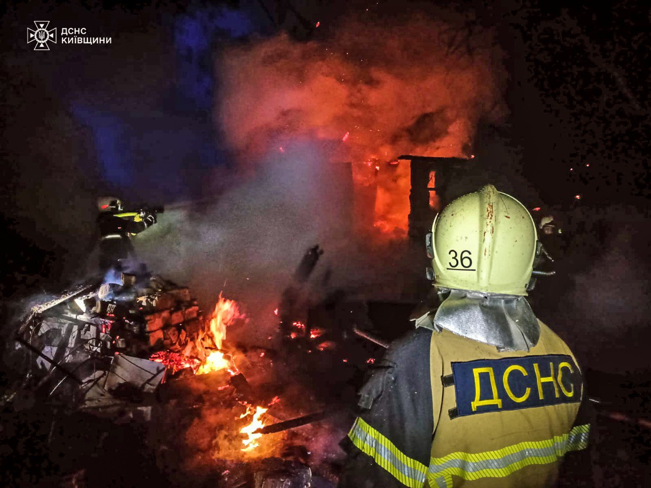 У ДСНС показали, як ліквідовували пожежу на Київщині після нічної атаки - фото 3