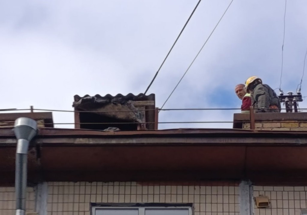 Комунальні служби долають наслідки нічної атаки на Київ - фото 3
