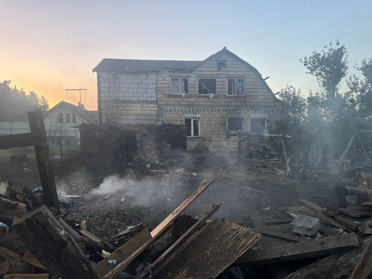Ворог атакував Київщину ударними дронами та ракетами - фото 2