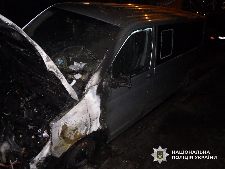 Киянку, яка підпалила дві автівки, засуджено до трьох років позбавлення волі
