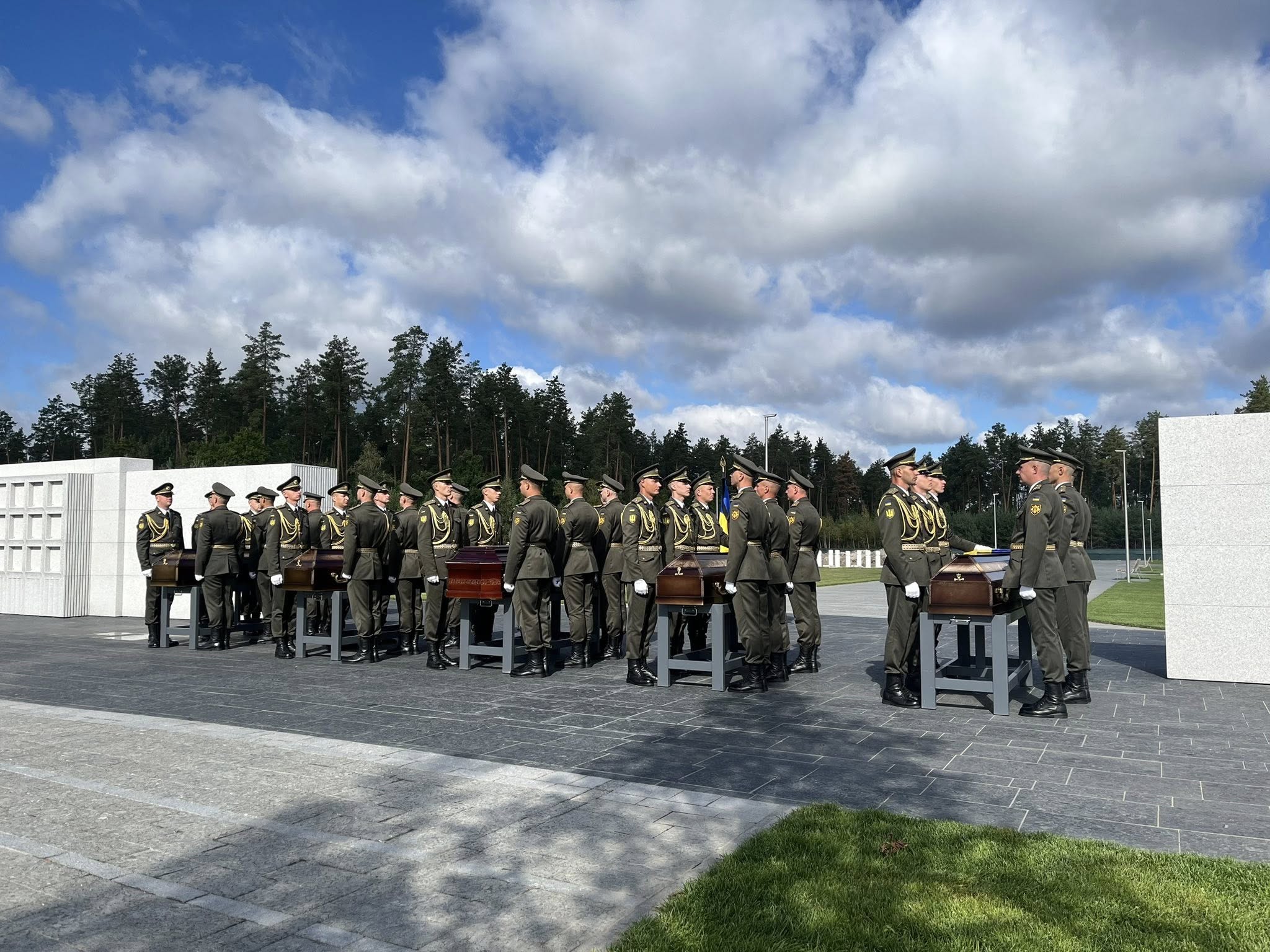 На Національному військовому меморіальному кладовищі поховали 72 невпізнаних Захисників України - фото 2