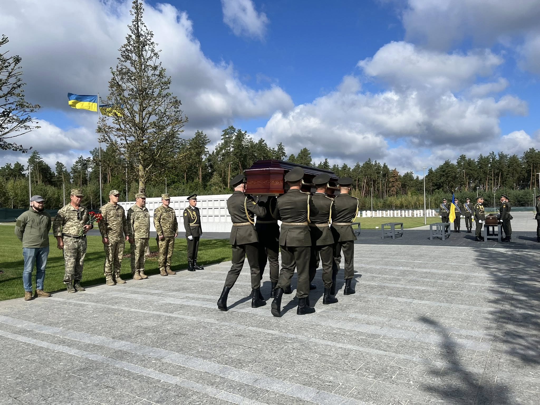 На Національному військовому меморіальному кладовищі поховали 72 невпізнаних Захисників України - фото 6