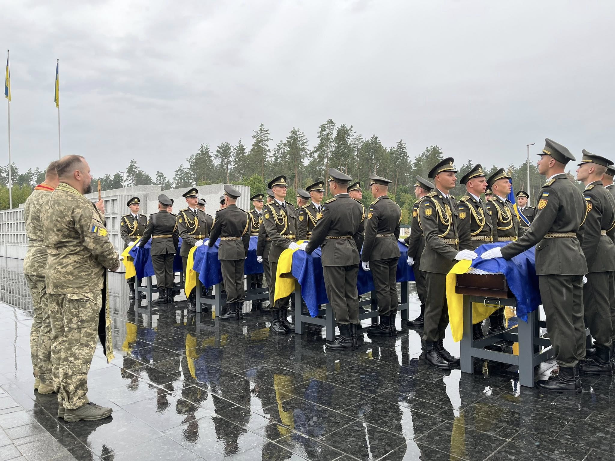 На Національному військовому меморіальному кладовищі поховали 72 невпізнаних Захисників України - фото 5