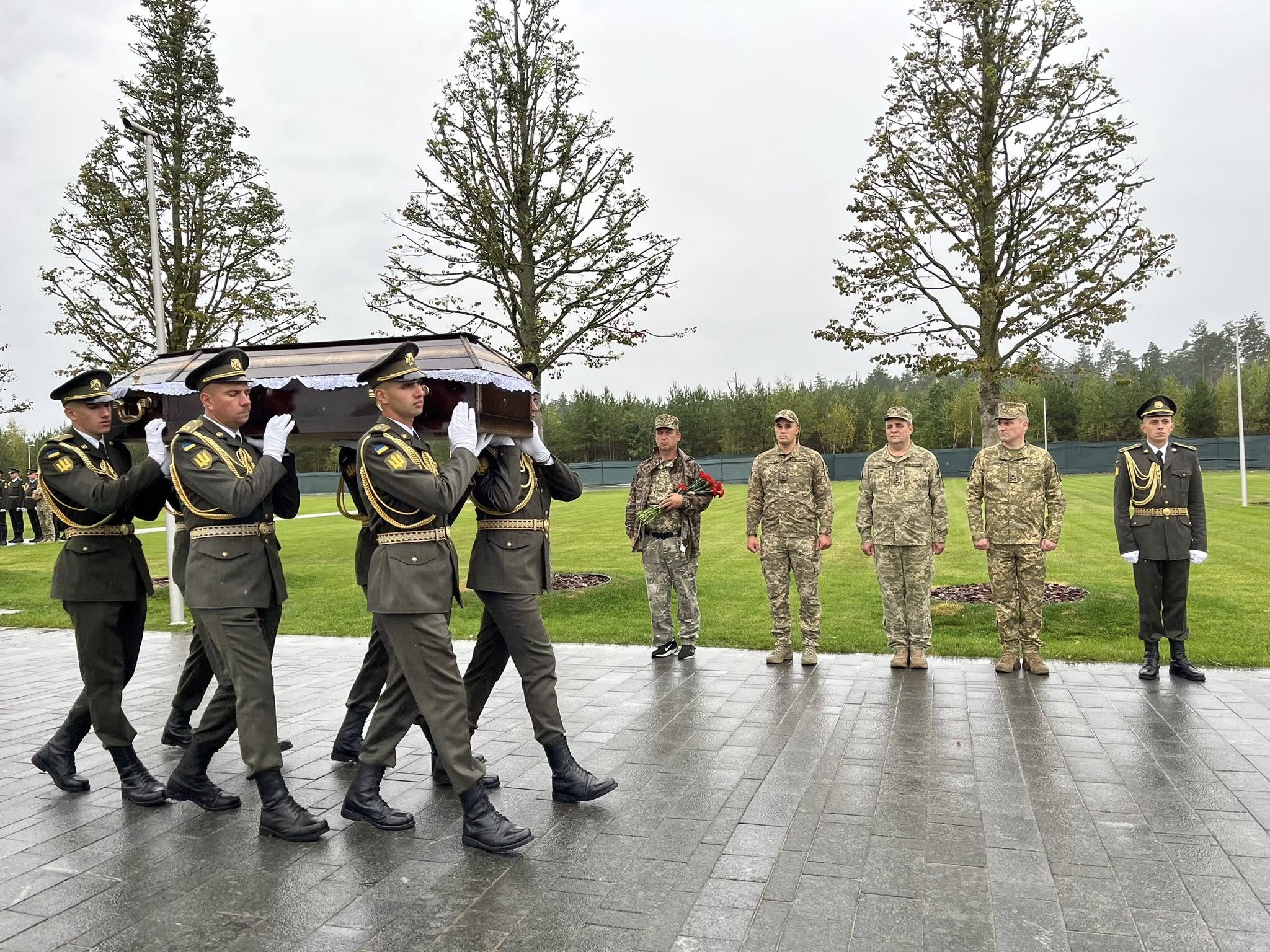 На Національному військовому меморіальному кладовищі поховали 72 невпізнаних Захисників України - фото 4