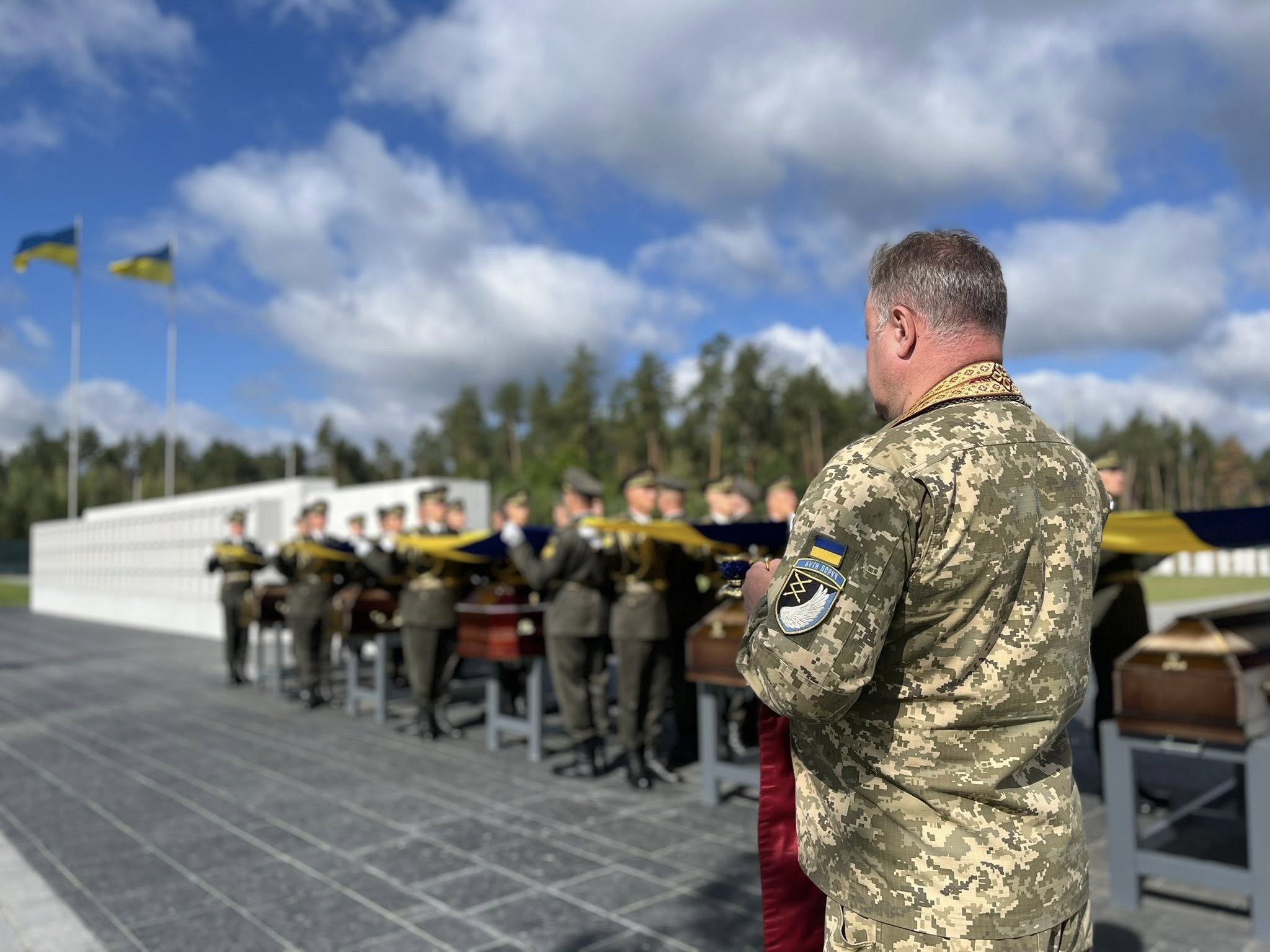 На Національному військовому меморіальному кладовищі поховали 72 невпізнаних Захисників України - фото 8