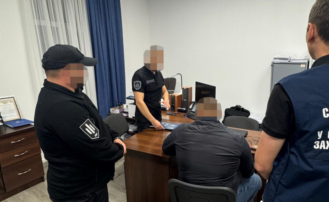 Затримали командира військової частини, який змушував підлеглих будувати йому будинок