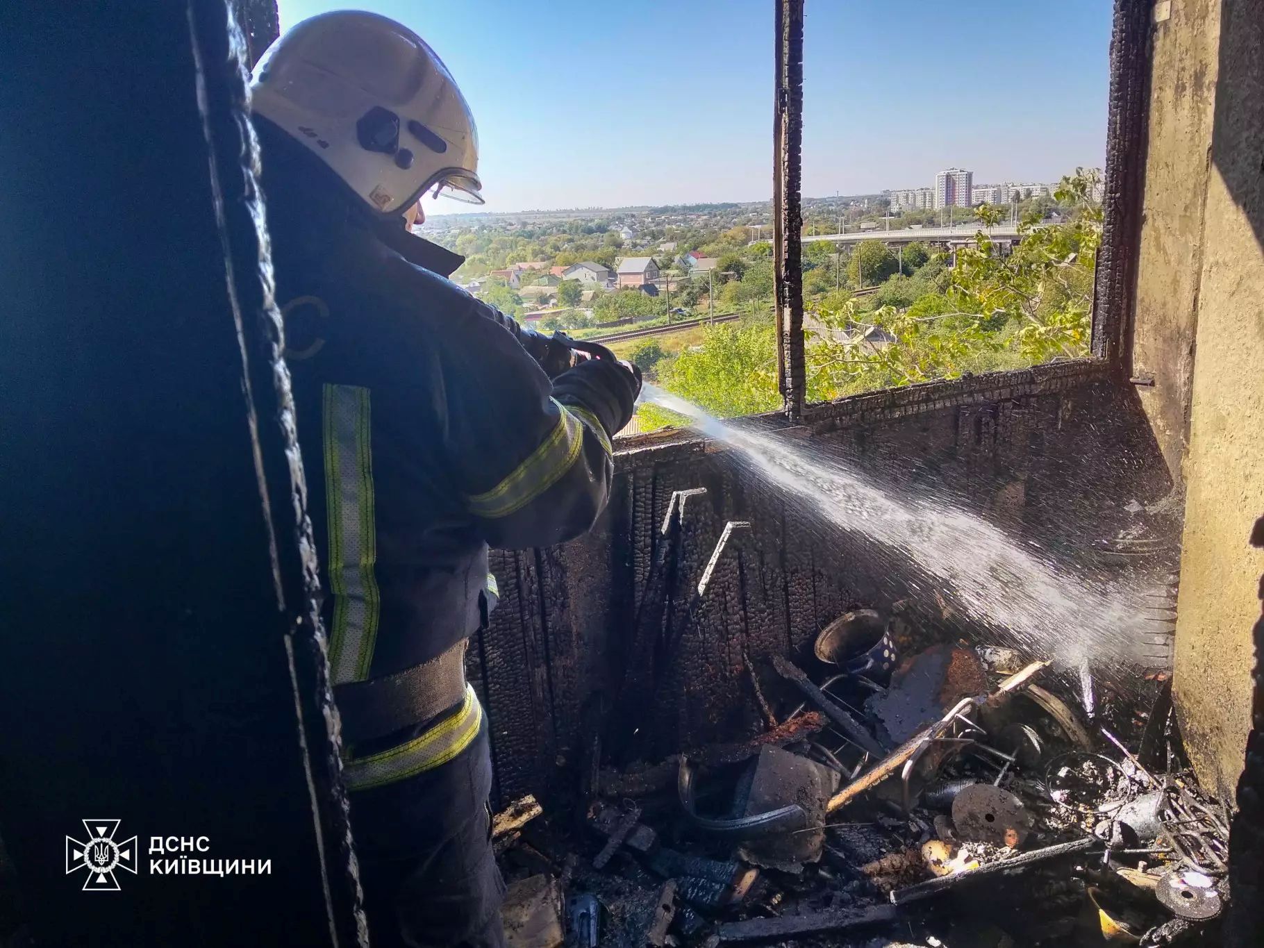 Пожежа на Київщині: рятувальники евакуювали людей і врятували собаку