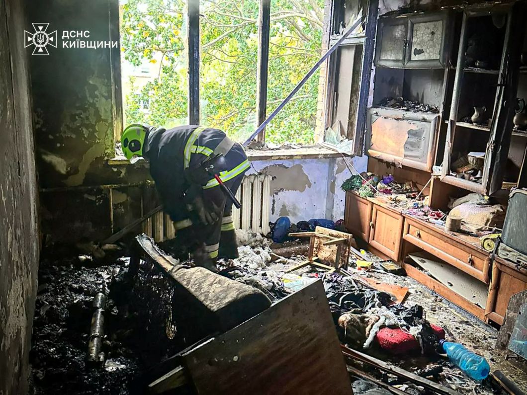 На Київщині рятувальники витягли з палаючої квартири мешканця