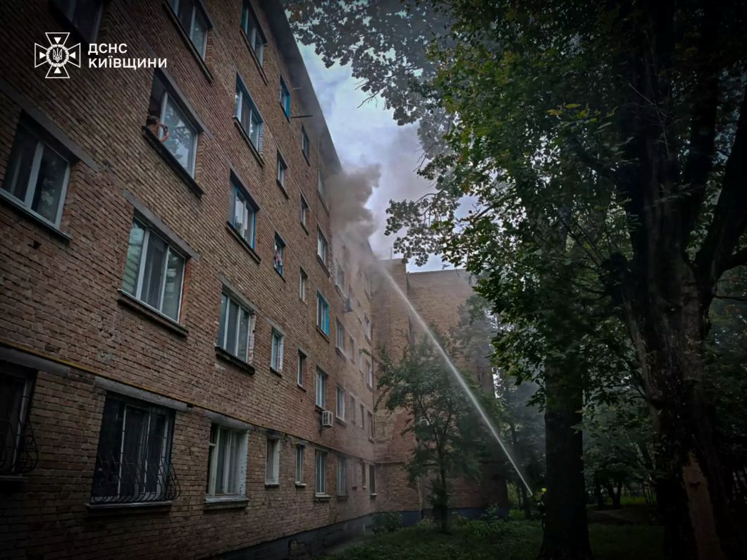На Київщині рятувальники витягли з палаючої квартири мешканця - фото 3