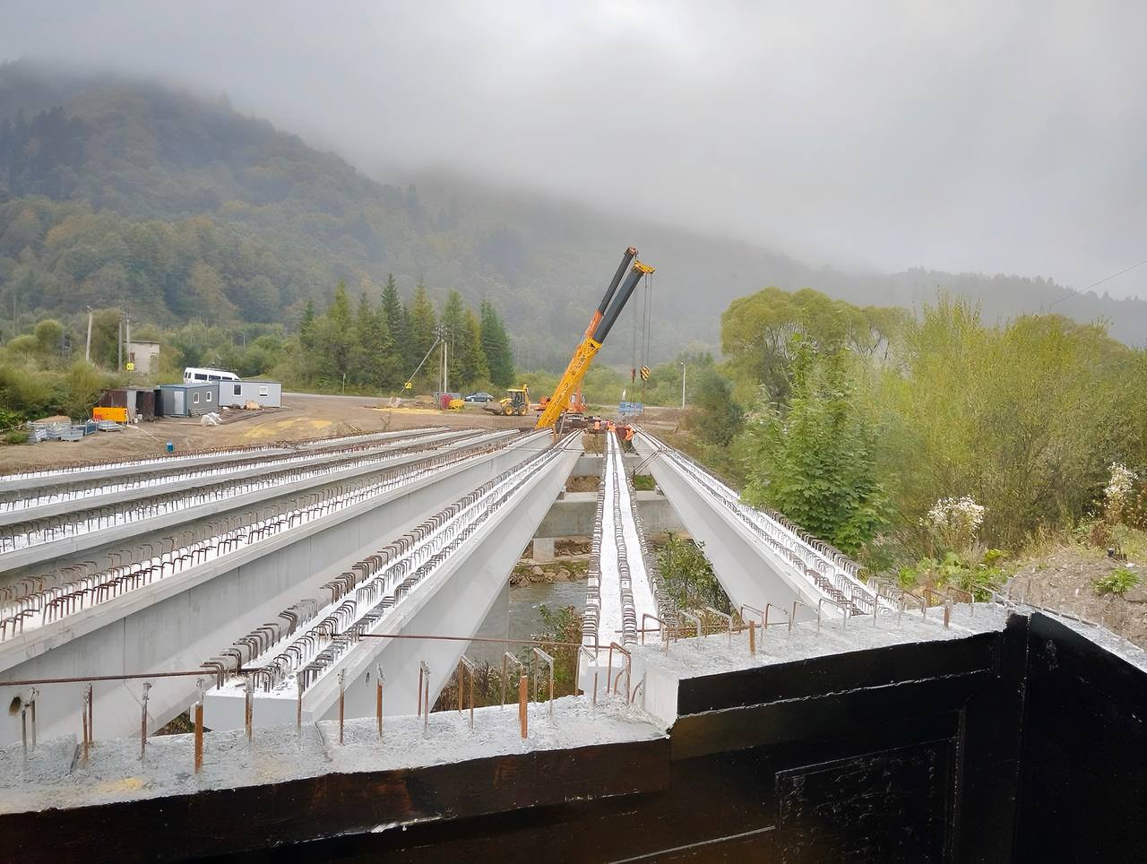 Новий міст будують через річку у Львівській області, на шляху до Славського