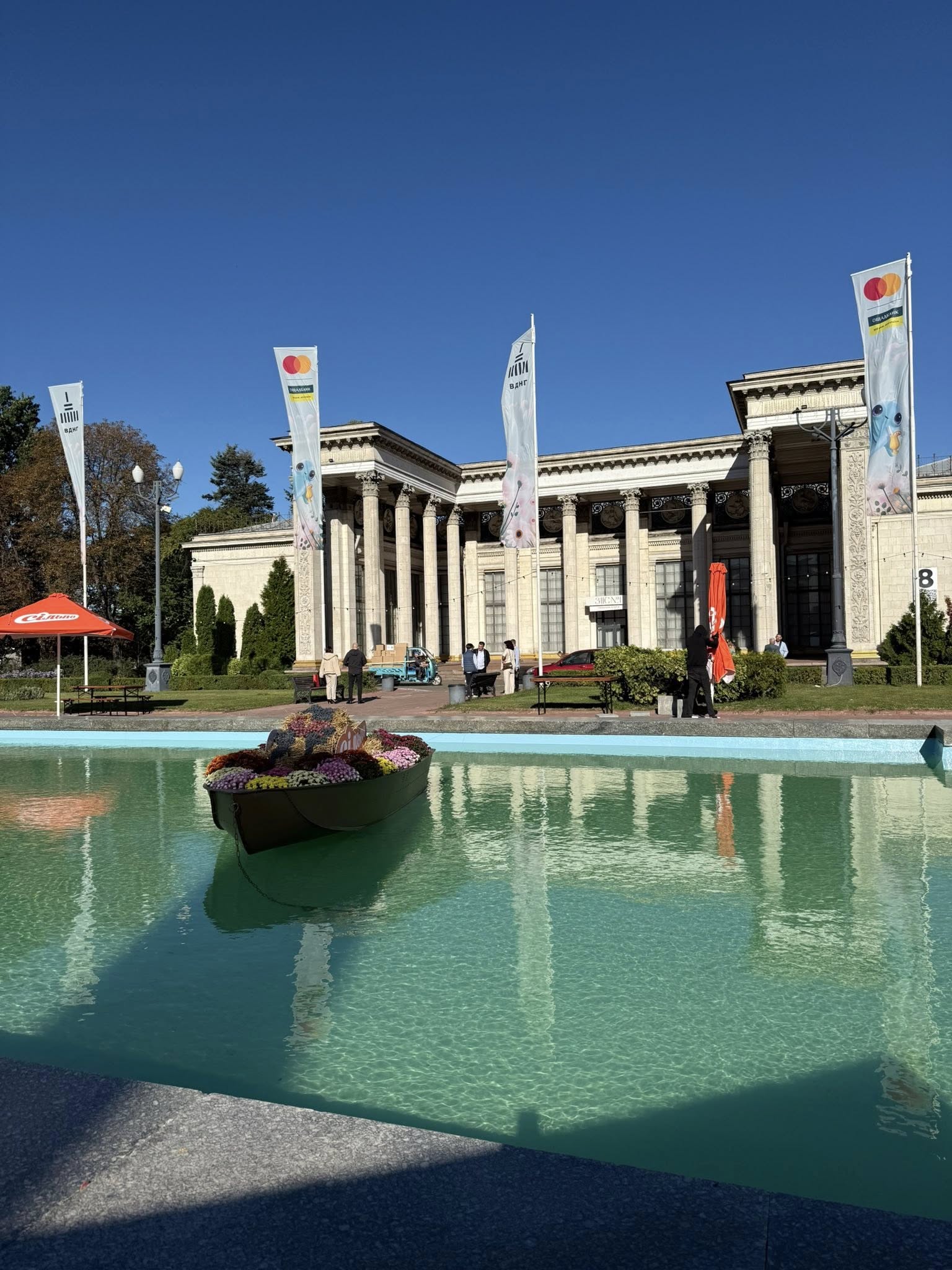 У Києві на центральній площі ВДНГ завершили реконструкцію басейну