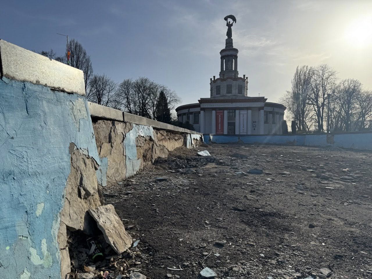 У Києві на центральній площі ВДНГ завершили реконструкцію басейну - фото 2