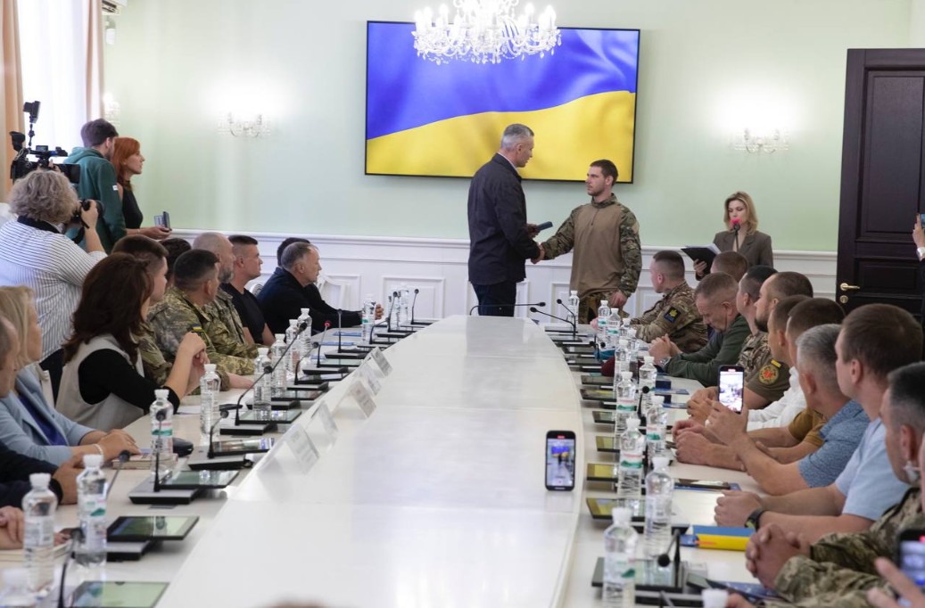 Кличко зустрівся з військовими-киянами, звільненими з російського полону