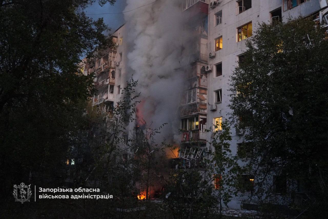 Горить багатоповерхівка у Запоріжжі внаслідок російської атаки - фото 5