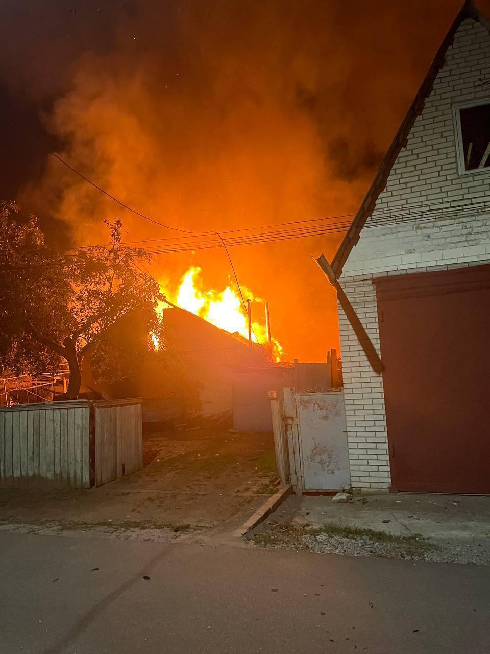 П’ятеро людей постраждали на Київщині: ворог атакував хлібзавод та будинки - фото 3