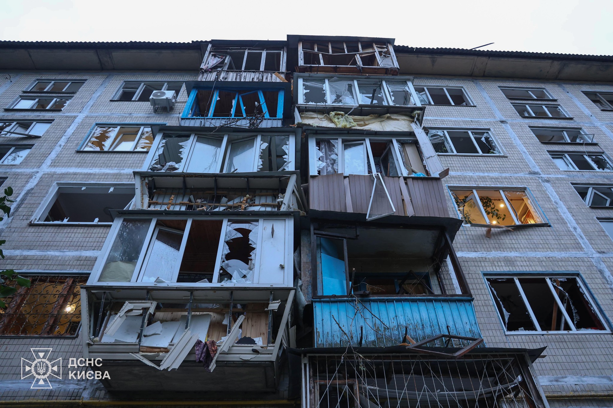 Рятувальники показали наслідки ударів РФ по Києву - фото 3