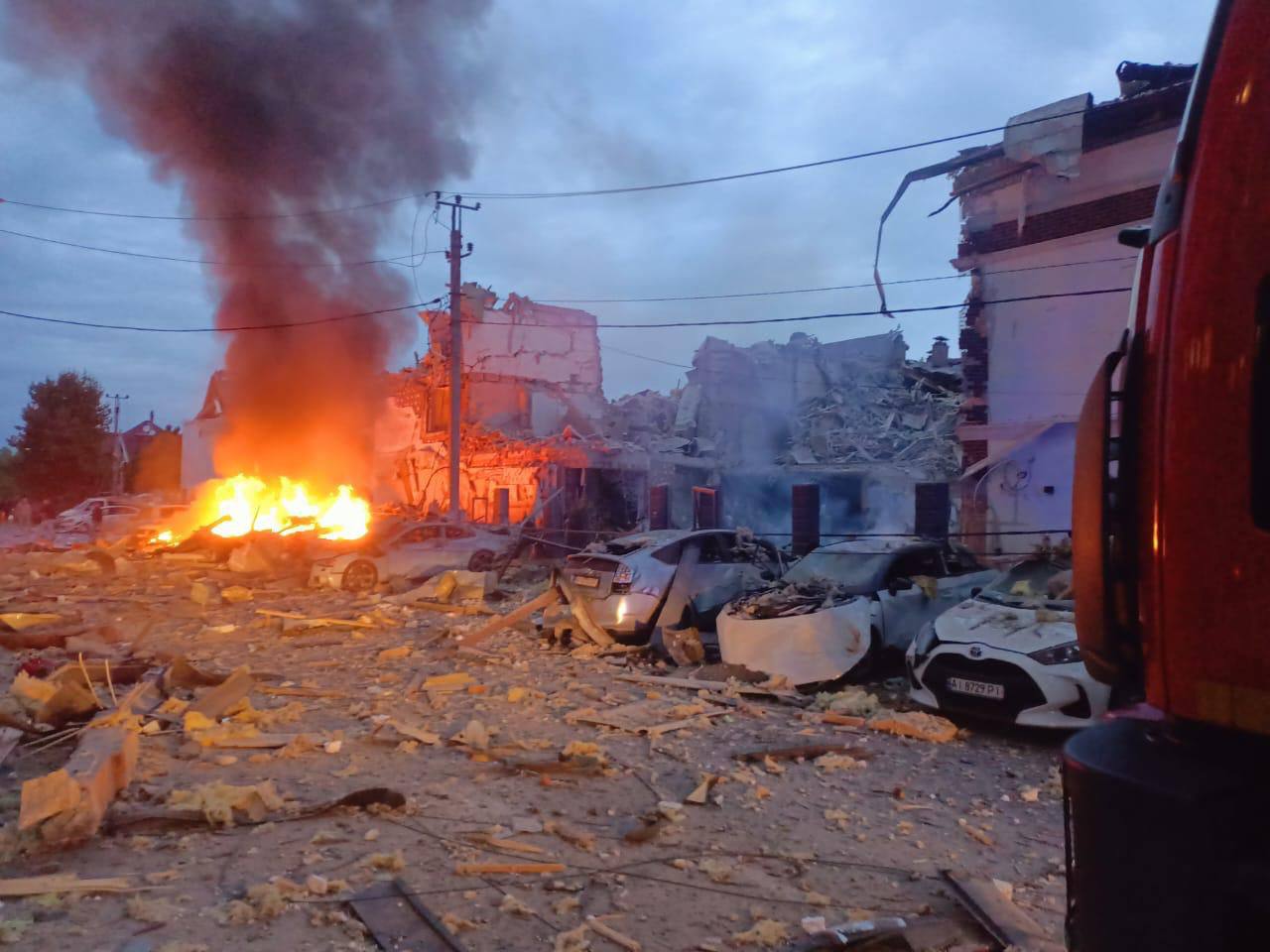 На Київщині постраждали 27 людей: ворог атакував область ракетами та дронами - фото 2