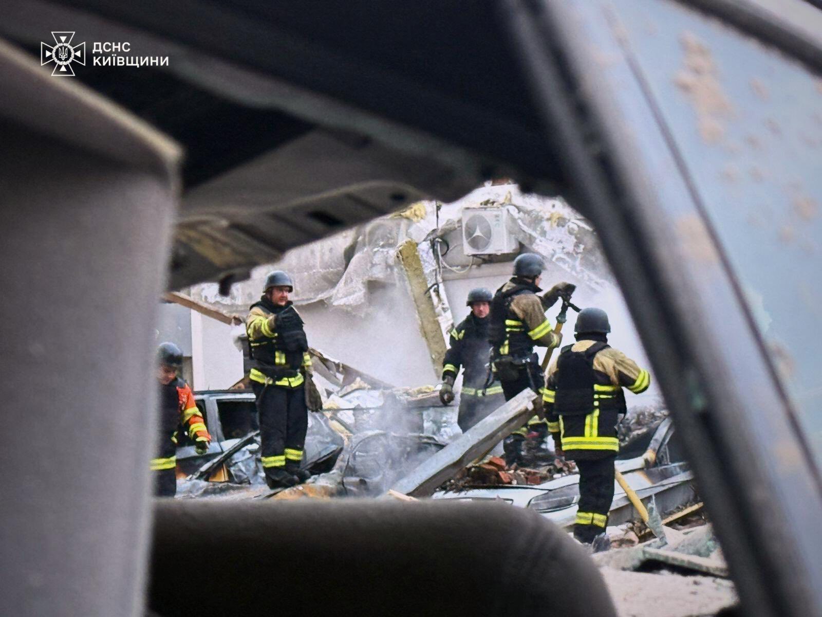 Потрощена Борщагівка та пожежа на підприємстві: Київщина оговтується від ударів РФ - фото 4