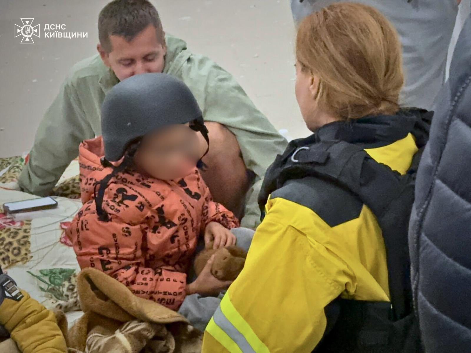 Потрощена Борщагівка та пожежа на підприємстві: Київщина оговтується від ударів РФ - фото 5