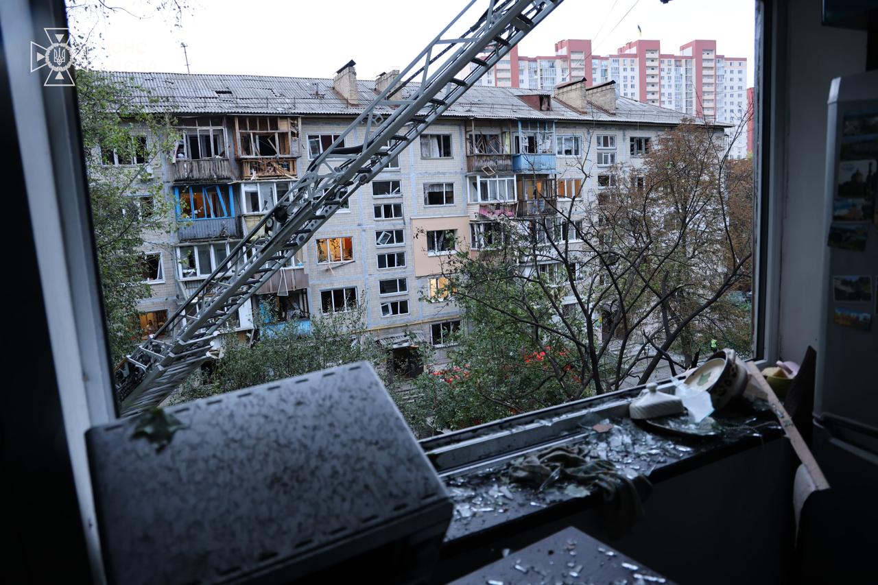 У Києві під час ліквідації наслідків ворожої атаки постраждали двоє рятувальників