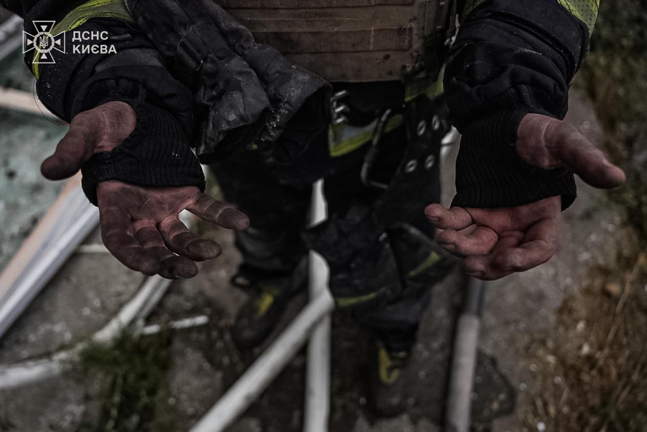 У Києві під час ліквідації наслідків ворожої атаки постраждали двоє рятувальників - фото 2