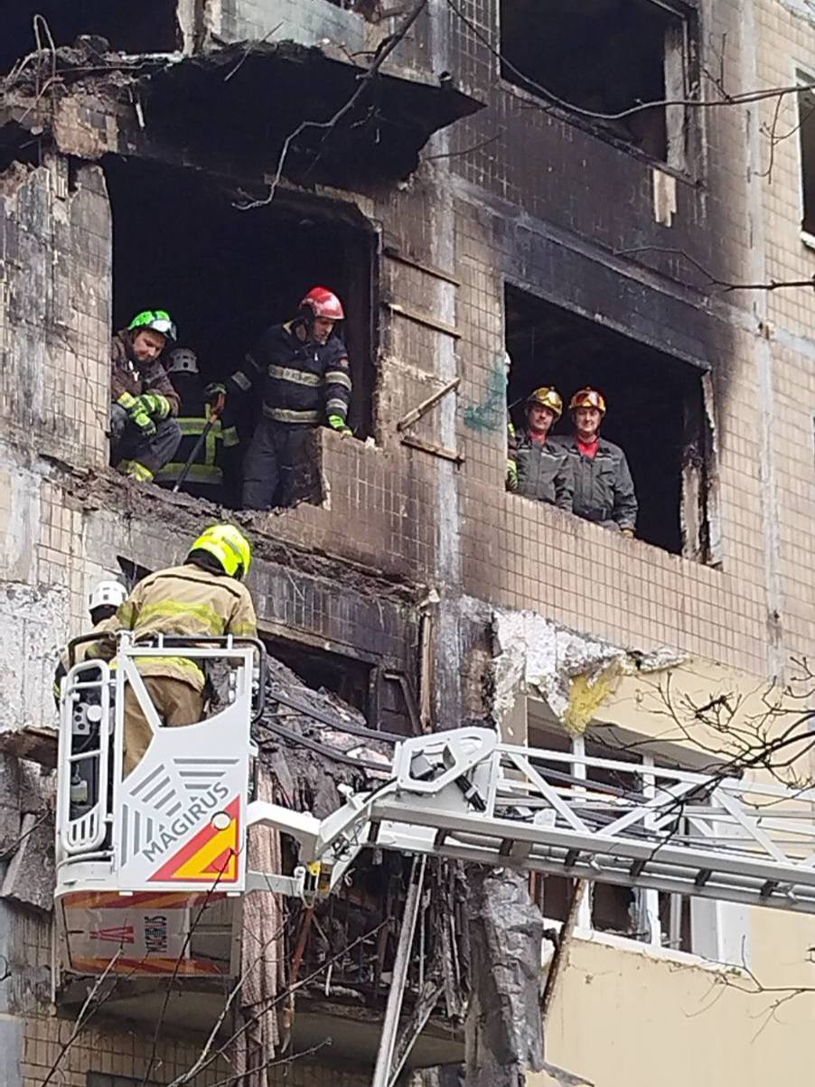 У Києві триває ліквідація наслідків масованої атаки ворога